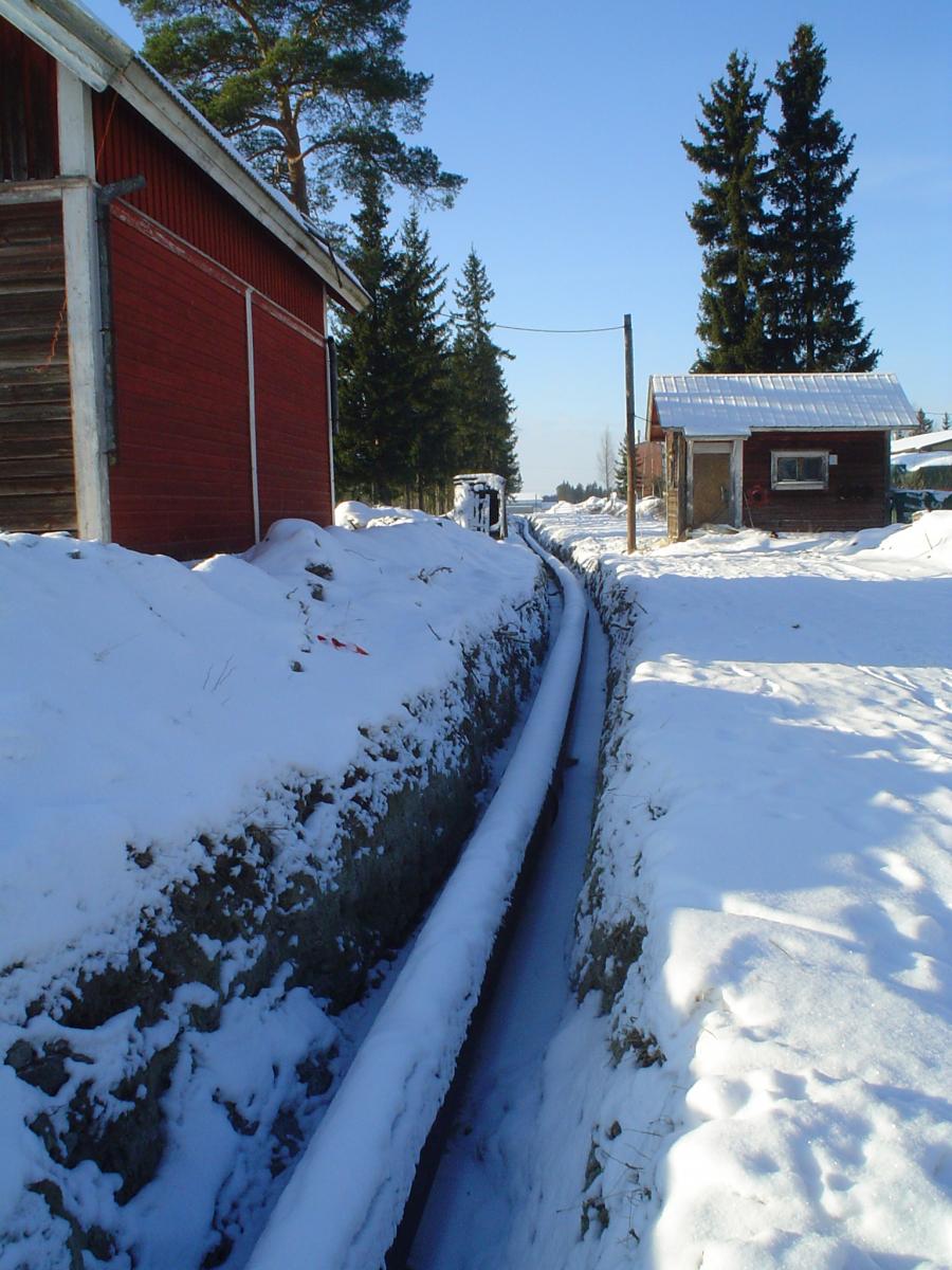 Ser en aning ut som ett försjunket skidspår i snön