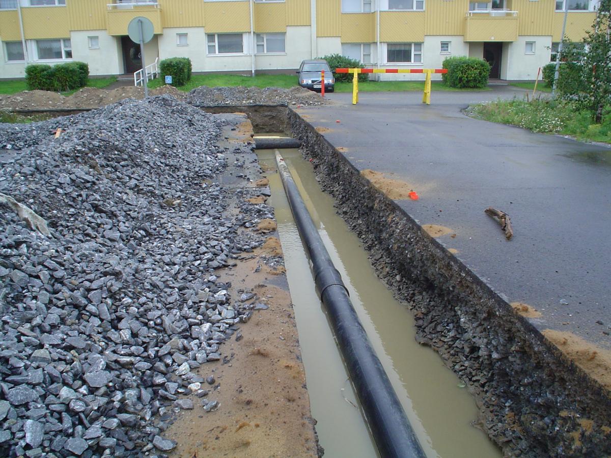 Fjärrvärmeröret nedanför nya torgparkeringen (2006)